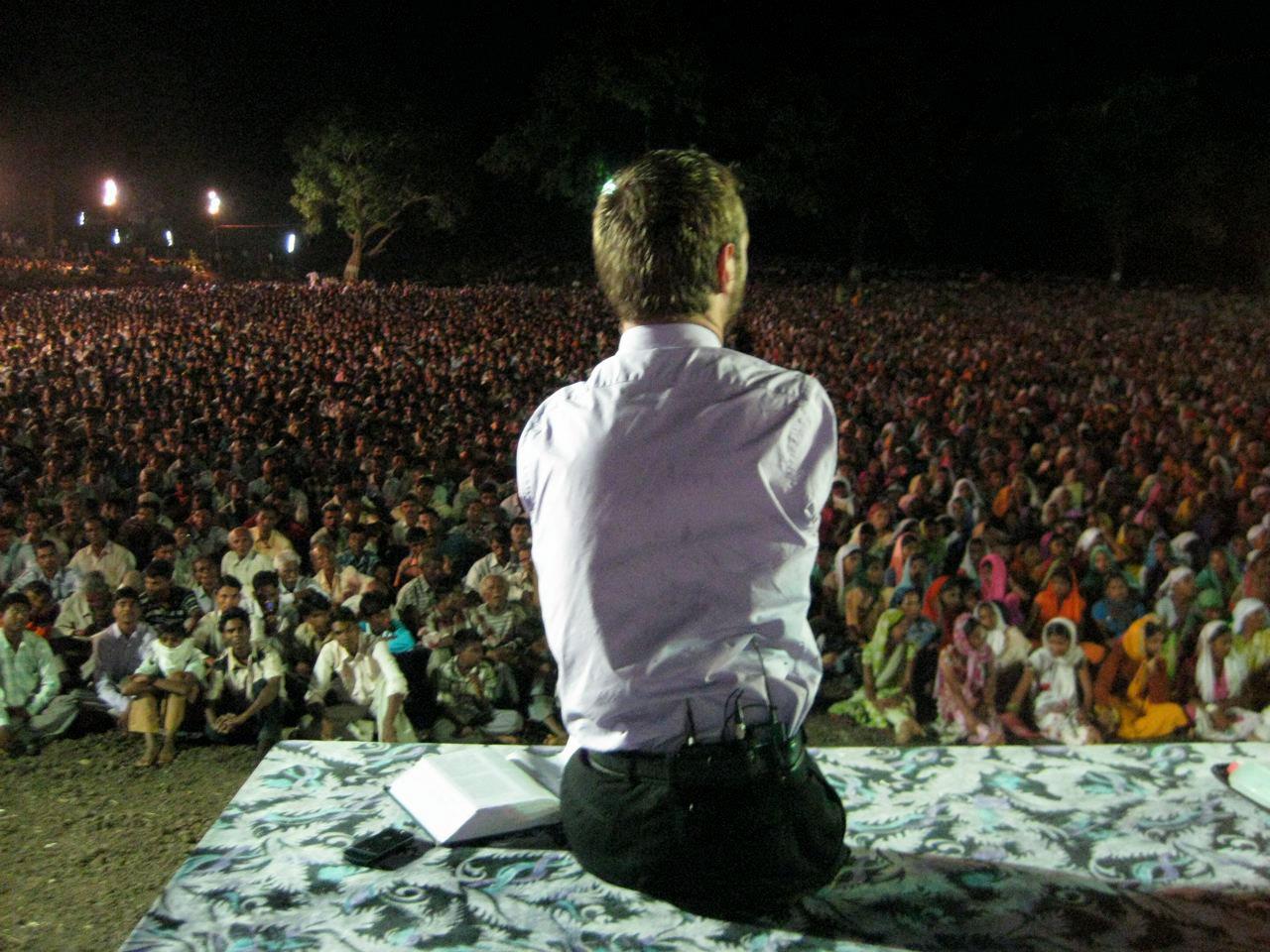 2012年時在印度演講。（圖／翻攝自FB@Nick Vujicic）